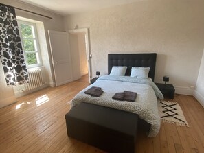 4 chambres, fer et planche à repasser, literie fournie