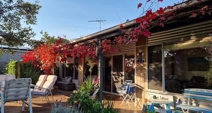 Little Port Cottage - Enjoy a bush setting and a beach around the corner