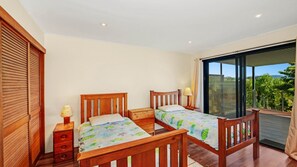 4 bedrooms, iron/ironing board, free WiFi - Maison Royale - Decks with Beach Views (AVOCA BEACH)