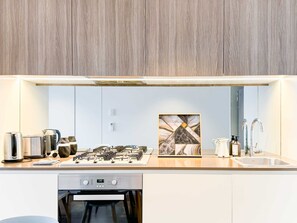 Een koelkast, een microgolfoven, een oven, een kookplaat