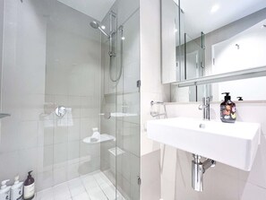 Shower, hair dryer, towels