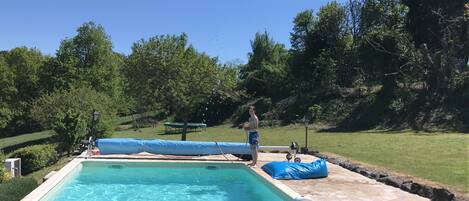 Piscine chauffée, chaises longues