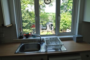 Een koelkast, een microgolfoven, een oven, een kookplaat