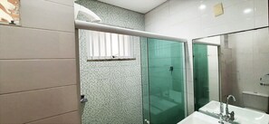 Dusche, Haartrockner, Toilettenpapier