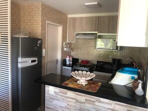 Geladeira, micro-ondas, fogão, cooktop