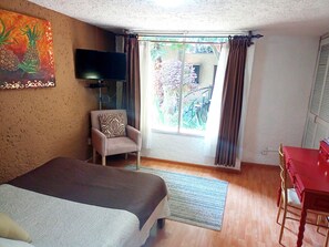 1 dormitorio, tabla de planchar con plancha, wifi y ropa de cama