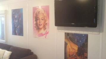 Blackout curtains, free WiFi