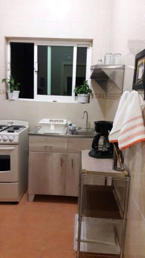 Een koelkast, een magnetron, een oven, een kookplaat