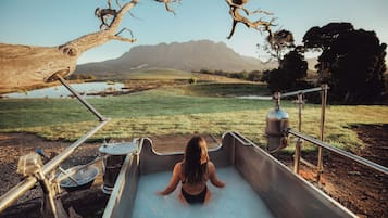 Bañera de hidromasaje al aire libre