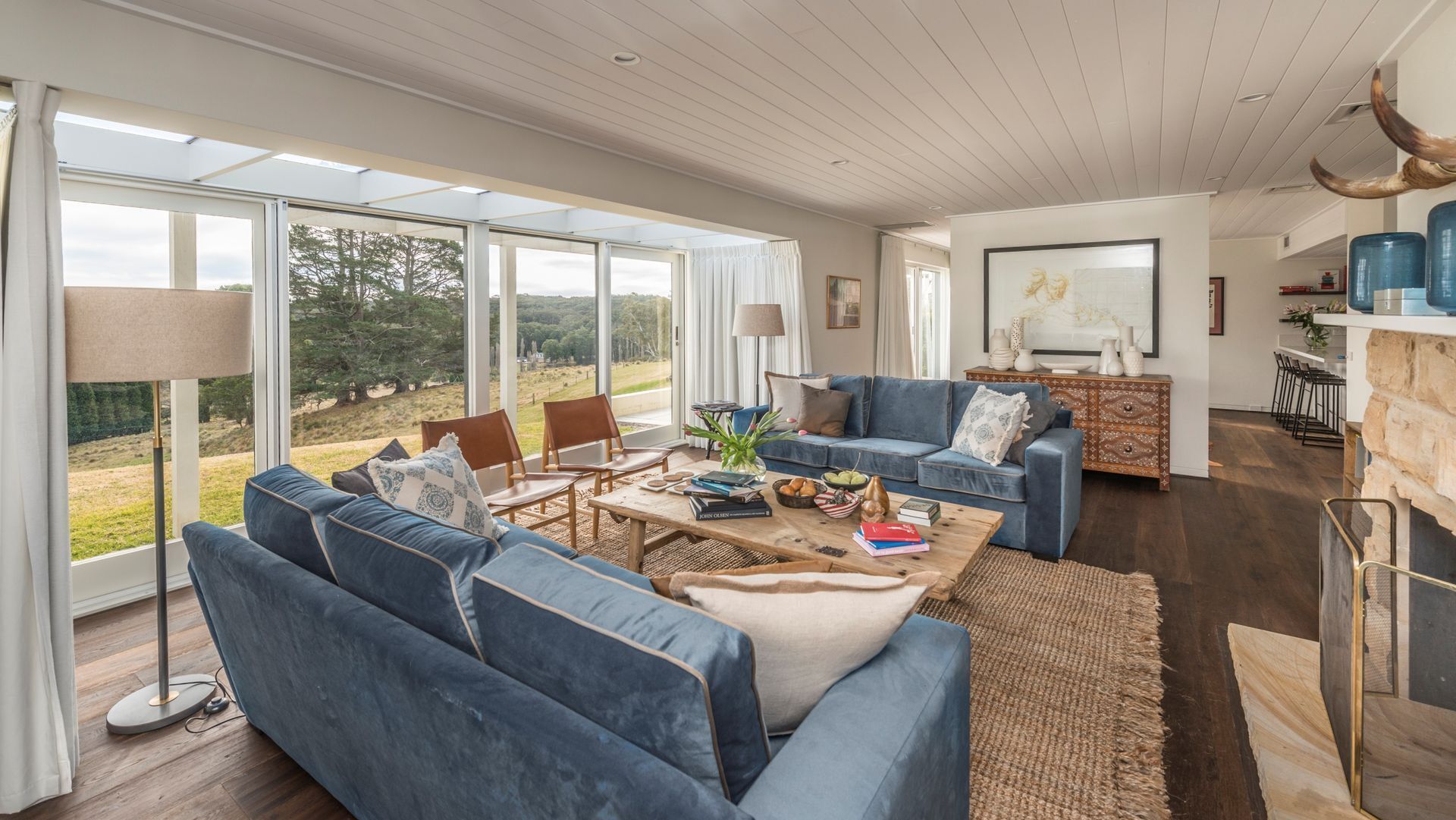 Télévision, cheminée, lecteur de DVD, chaîne hi-fi