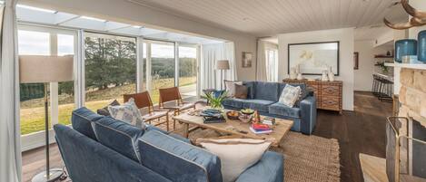 Tv, pejs, dvd-afspiller, stereoanlæg