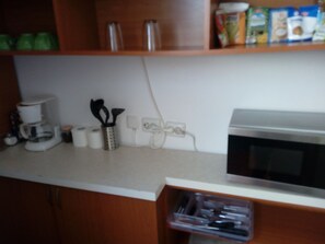 Kjøleskap, mikrobølgeovn, ovn og kaffetrakter/tekoker