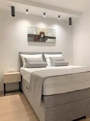 1 slaapkamer, een kluis op de kamer, een strijkplank/strijkijzer