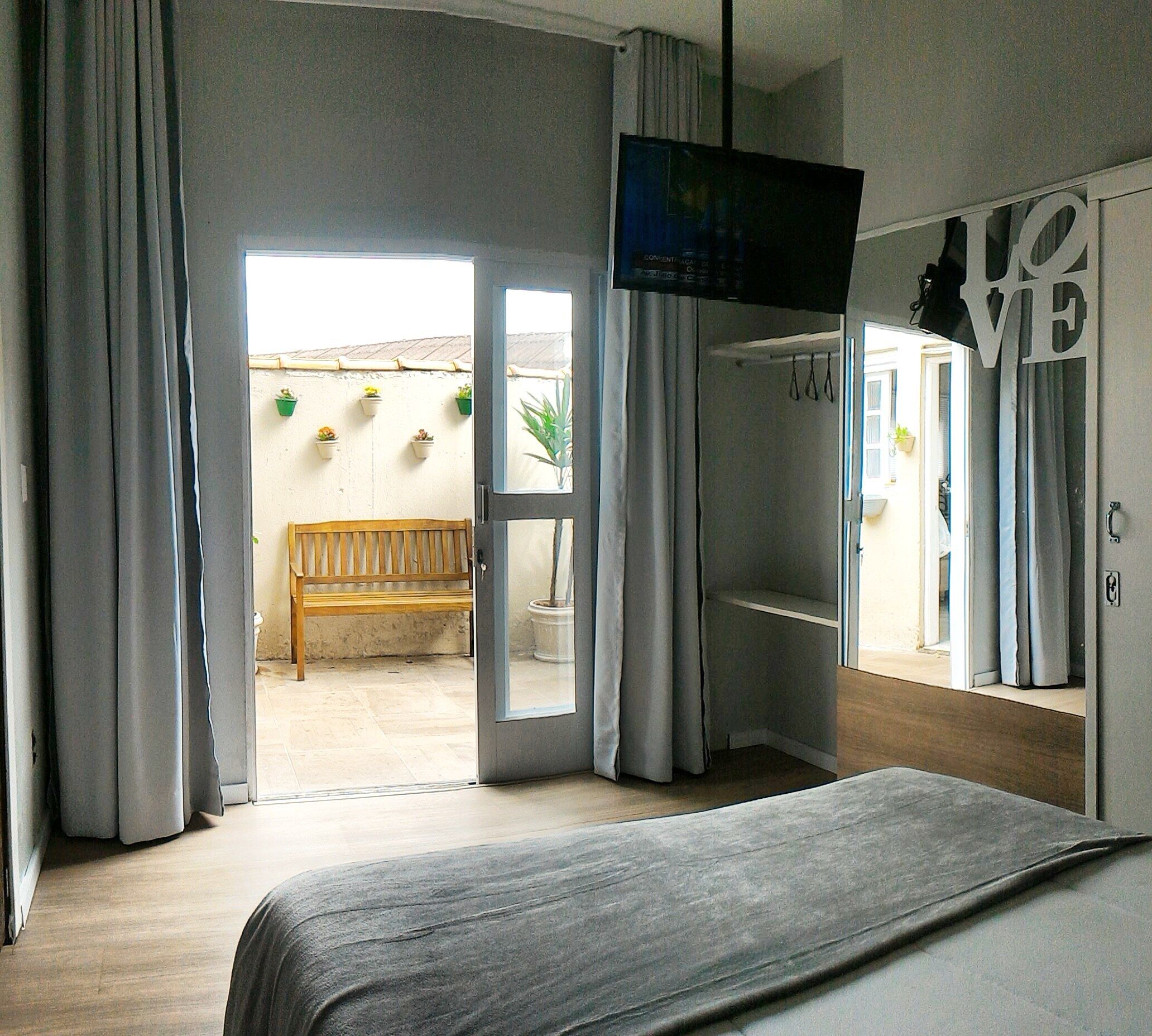 Beautiful Apt with Garden on Av. Main.........