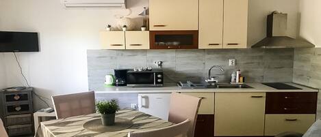 KĂŒhlschrank, Ofen, Wasserkocher mit Kaffee-/Teezubehör, Toaster