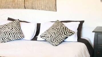 Deluxe Double Room | 4 bedrooms, iron/ironing board, free WiFi, wheelchair access