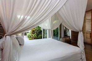 2 bedrooms, in-room safe, desk, iron/ironing board