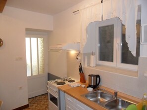 ثلاجة، فرن، موقد طهي مسطح، ماكينة لصنع القهوة/الشاي