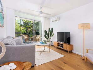 TV, DVD player, stereo - The Beach Pad Bondi Beach (Bondi Beach)