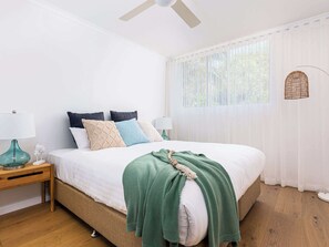 2 bedrooms, iron/ironing board, WiFi, bed sheets - The Beach Pad Bondi Beach (Bondi Beach)