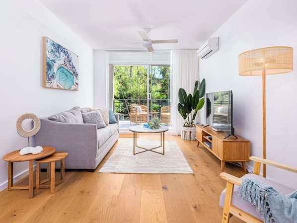TV, DVD player, stereo - The Beach Pad Bondi Beach (Bondi Beach)