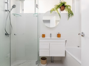 Shower, hair dryer, towels, soap - The Beach Pad Bondi Beach (Bondi Beach)