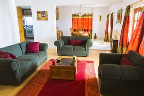 TV - All the Comforts of Home together with Nature's Therapeutic Sights and Sounds (Brighton)