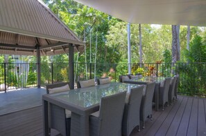 Outdoor dining - Seascape Holidays at Reef Terraces on St Crispins Townhouse 3 (Douglas)