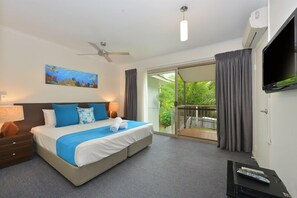 3 bedrooms, free WiFi, bed sheets - Seascape Holidays at Reef Terraces on St Crispins Townhouse 3 (Douglas)