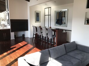 TV, DVD player, video library - Ichibi Lakeside Lodge, where peace and nature come together. (wilderness)