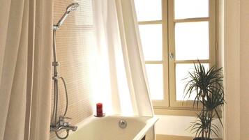 Baignoire, sĂšche-cheveux, serviettes fournies, savon