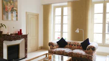 Télévision, cheminée, livres