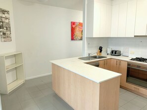 Fridge, microwave, oven, stovetop - Central Location 2BR Apt + Free WiFi w/ City Views + Gym in Melbourne (Melbourne)
