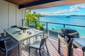 Outdoor dining - Shorelines 14, Seaview Apartment on Hamilton Island (Hamilton Island)