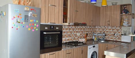 Refrigerador, horno y tetera eléctrica