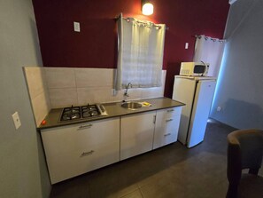 Frigorífico, microondas, placa de cocina y cafetera o tetera