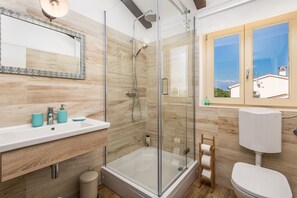 Dusche, Haartrockner, Handtücher, Shampoo