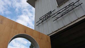 Ein Gebäude mit einem Schild, auf dem 