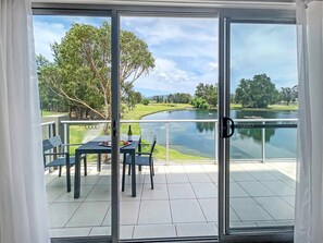 Outdoor dining - Villa on the Green - Designer 2 bedroom, 2 bathroom villa at Rydges Resort (Lovedale)