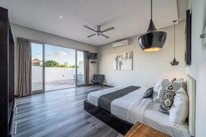 4 bedrooms, Internet, bed sheets - Villa Onyx 18 meter pool,  1 minute walk from Eat st (Seminyak)