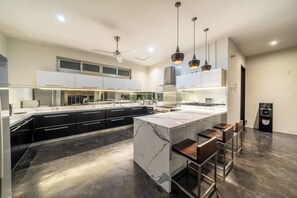 Microwave, cookware/dishes/utensils - Villa Onyx 18 meter pool,  1 minute walk from Eat st (Badung)