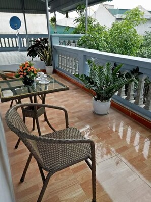 Outdoor dining - Van Long Homestay Double Room (Gia Lập)