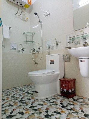 Duschwanne, Whirlpool, Haartrockner, Bidet