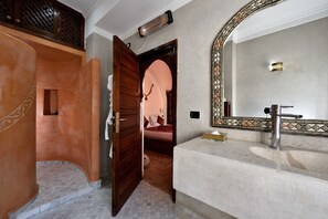 Shower, hair dryer, bidet, towels - Whole Charming Riad Les Ammonites  in the hearth of Medina (MARRAKECH)