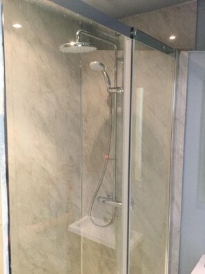 Dusche, umweltfreundliche Kosmetikartikel, Haartrockner, Bademäntel