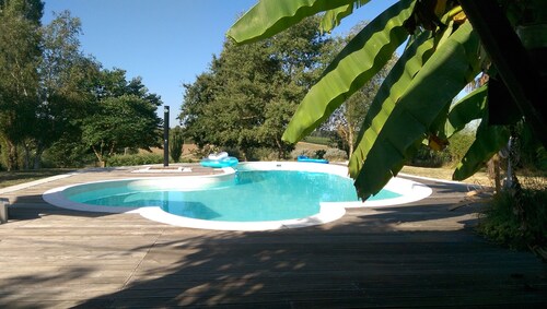 Romantic Studio gite nestled in the vines and prune trees, own private garden 