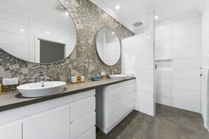 Combined shower/bathtub, hair dryer, towels, soap