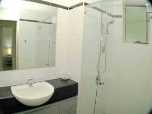 Dusche, Haartrockner, Handtücher, Toilettenpapier