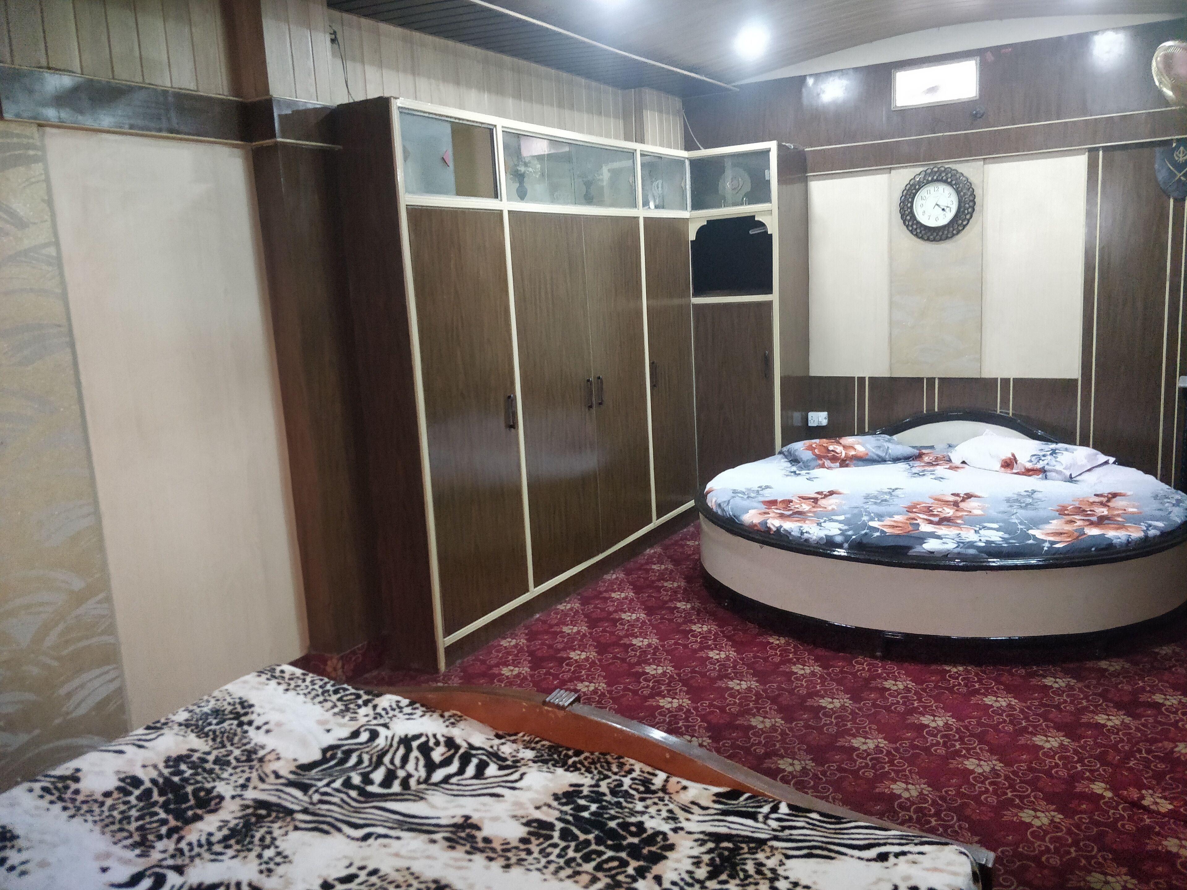 modern room just 10 minute walk from golden temple for families