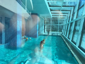 Una piscina techada, una piscina al aire libre